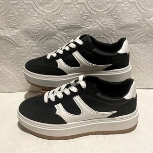 Madden Girl Nana  Black & White Platform Sneakers Women’s Size 8